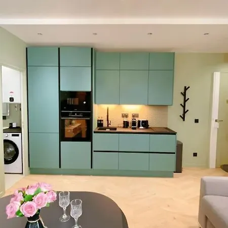 Close To Eiffel Tower * 巴黎